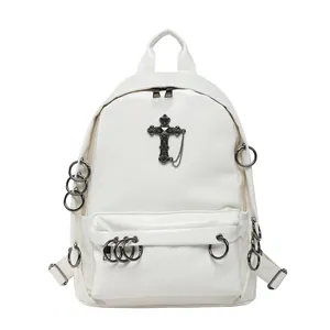 Sac à dos gothique blanc en similicuir avec croix noire en métal et anneaux argent