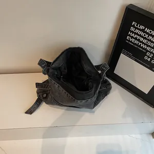 Borsa tote in denim grigio scuro invecchiato con cerniera e design interno spazioso