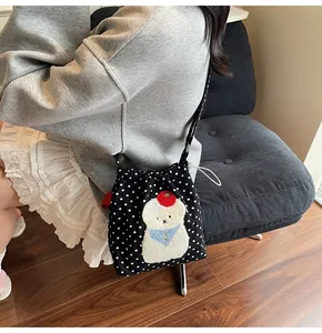 Vue détaillée du sac bourse à pois avec cordon de serrage et broderie cartoon 3D mignonne