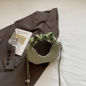 Sac à main tissé vert sauge avec anse plissée et breloque en perles et dentelle