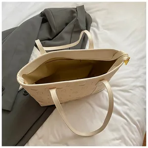 Grand sac cabas chic imprimé crème avec motifs de dessins animés pour l'été 2025