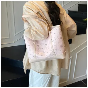 Détail de vue arrière du sac cabas rose en cuir avec motifs d'ours et de nœuds sur mannequin