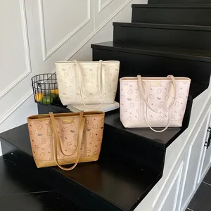 Sacs cabas chic imprimés ours en crème, rose et brun avec plaques logo dorées
