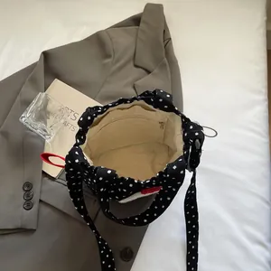 Sac bandoulière en toile à pois noirs avec motif cœur et poche intérieure zippée