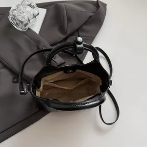 Schicke schwarze Eimer-Einkaufstasche aus PU-Leder mit grober Narbung und Magnetverschluss