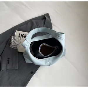 Draufsicht der blauen Leder-Beuteltasche mit geräumigem Innenraum und Reißverschlussfach