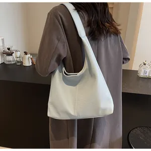 Nahaufnahme der hellblauen Hobo-Tasche mit Lychee-Muster an der Schulter