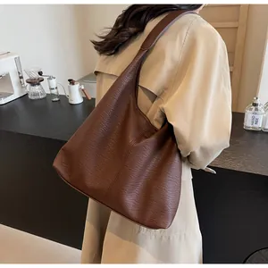 Detailansicht der dunkelbraunen Hobo-Tasche mit Kieselleder-Struktur und Schultergurt