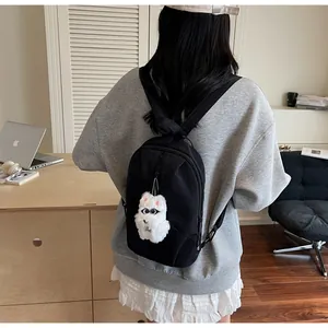 Mini zaino in nylon nero con ciondolo a forma di gatto in peluche e occhiali neri