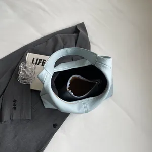 Hellblaue Eimer-Handtasche aus Kunstleder mit breitem Griff und schwarzem Innenfach