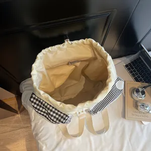 Schattige mini-rugzak met trekkoord, zwart-wit contrastpatroon en brede schouderbanden