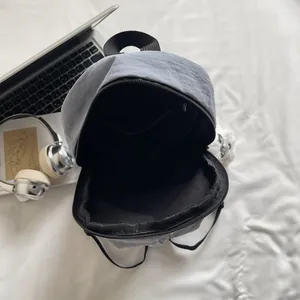 Zaino in nylon azzurro per viaggi con spazioso interno nero e tasca con cerniera