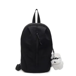 Zaino monospalla nero street style con ciondolo a forma di cucciolo bianco morbido