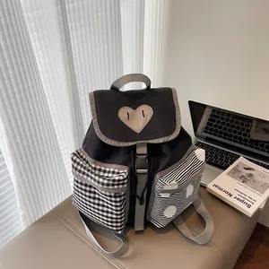 Leuke mini-rugzak in Koreaanse stijl met hartpatch en contrastpatronen voor reizen