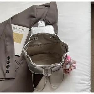 Details des silbernen Metallic-Rucksacks mit Innenfutter, Tasche und Magnetverschluss