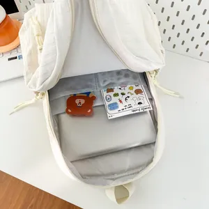 Sac à dos beige minimaliste pour femme avec compartiment ordinateur et grand rangement