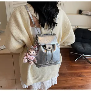 Schicker silberner Metallic-Rucksack mit Kettenriemen und lila Plüschhasen-Anhänger