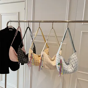 Sacs hobo à carreaux en cinq couleurs avec rubans décoratifs et broderie en forme de cœur