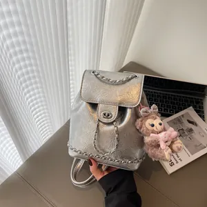 Silberner Metallic-Rucksack mit Falten-Design, Kette und niedlichem Bären-Anhänger