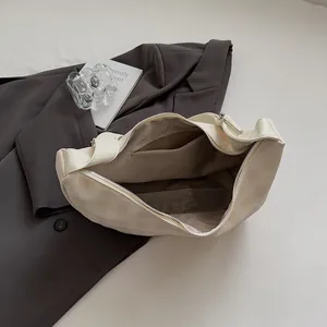 Sac à bandoulière à carreaux avec poche intérieure en maille et compartiment zippé