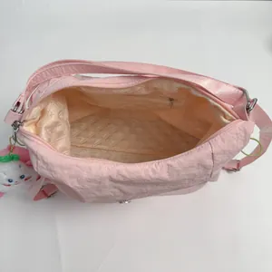 Bolso bandolera de nailon rosa de gran capacidad con colgante de oso animado