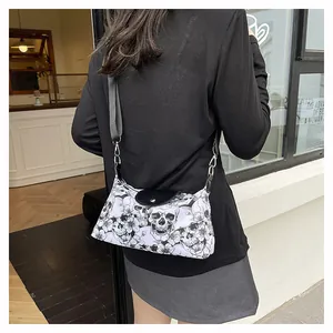 Borsa a tracolla con stampa teschio e fiori, patta in pelle nera, scatto all'aperto