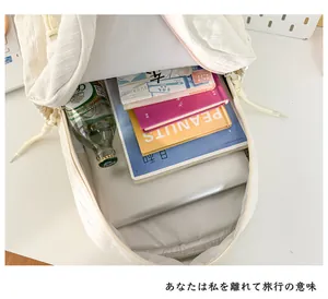 Vue intérieure du sac à dos blanc cassé avec compartiment PC et grand espace de rangement