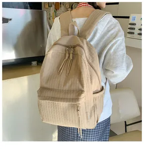 Vue macro détaillée de la texture quadrillée 3D sur ce sac à dos kaki épuré