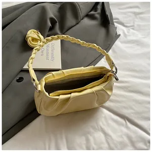 Borsa a tracolla arricciata giallo pallido con manico intrecciato e doppia zip