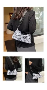 Dettagli della borsa a tracolla bianca con stampa teschio e fiori e tracolla