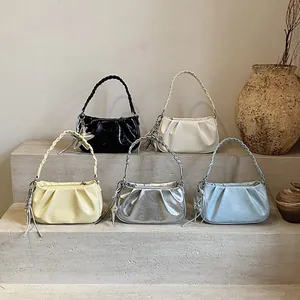 Collezione di borse sottobraccio a pieghe in cinque colori con manico intrecciato e stella