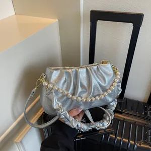 Silberne Cloud-Tasche mit Falten-Design, Perlenkette und verstellbarem Umhängeband