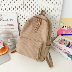 Sac à dos kaki minimaliste pour femmes avec texture plissée et compartiments spacieux à cordes