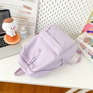 Sac à dos lavande minimaliste pour femmes dans un décor de bureau à domicile confortable