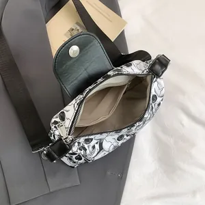 Borsa a tracolla minimalista con stampa teschio bianca e nera con tracolla larga in nylon