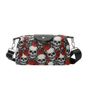 Borsa a tracolla con teschi e rose, patta in pelle nera e spallina larga regolabile