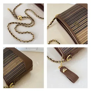 Détails du sac bandoulière marron à rayures avec chaîne dorée et pendentif chien mignon