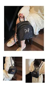 Detalles de la mini mochila negra con hebilla de mariposa metálica y textura brillante