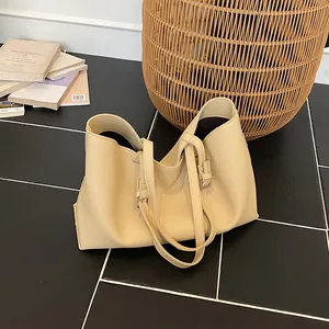 Μινιμαλιστική μπεζ τσάντα tote με υφή litchi και διπλούς ιμάντες σε σπίτι