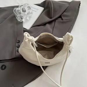 Beige geraffte Umhängetasche mit Knotengriff und Ansicht des geräumigen Innenraums