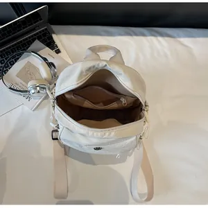 Vue intérieure montrant les compartiments spacieux et la poche zippée du sac à dos