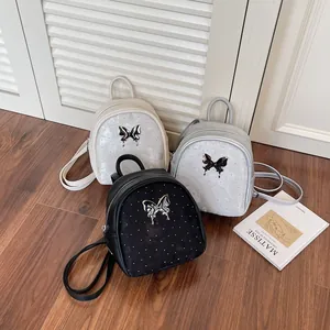 Mini mochila de mariposa en plateado, negro y blanco con lentejuelas brillantes y hebilla de metal