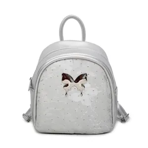 Mini mochila plateada para mujer con adorno de mariposa y detalles brillantes