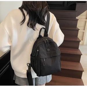 Détails du sac à dos noir en nylon avec logo JP métallique et poche avant magnétique
