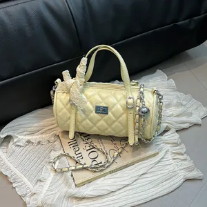 Sac cylindre matelassé jaune crème avec nœud en dentelle et bandoulière chaîne