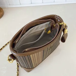 Sac seau matelassé marron à rayures avec bandoulière chaîne et compartiment interne