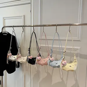 Minimalistische glänzende Lackleder-Halbmondtasche in sechs Farben mit Herz-Anhängern