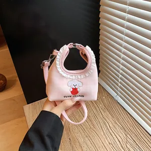 Mini borsa a tracolla rosa a quadretti con pizzo bianco e ricamo di un cane carino