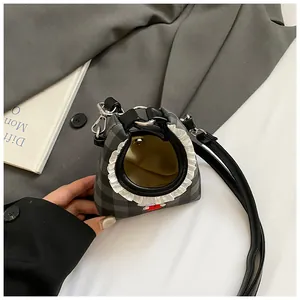 Mini borsa a secchiello a quadri con balze e tracolla per la moda estiva da donna
