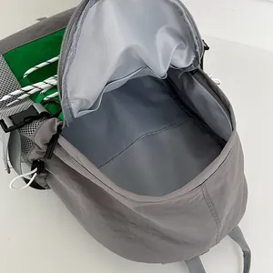 Outdoor rugzak met trekkoord in grijs en groen voor reizen en schoolgebruik